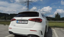 Zadná časť nového Mercedesu-Benz A 200 2018 je oblejší, než v prípade predchodcu, viac dynamický, zadné svetlomety sa horizontálne natiahli a v AMG balíčku ponúka chrómové koncovky výfukov, ktoré bohužiaľ nie sú pravé