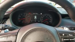 Kia Stinger športové analógové tachometre