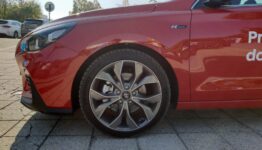 Test Hyundai i 30 N-Line - v tejto verzii vyzerá skutočne športovo, pristane mu aj červená farba