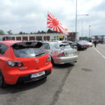 Červená Mazda 3 spolu s Lexusom IS 200