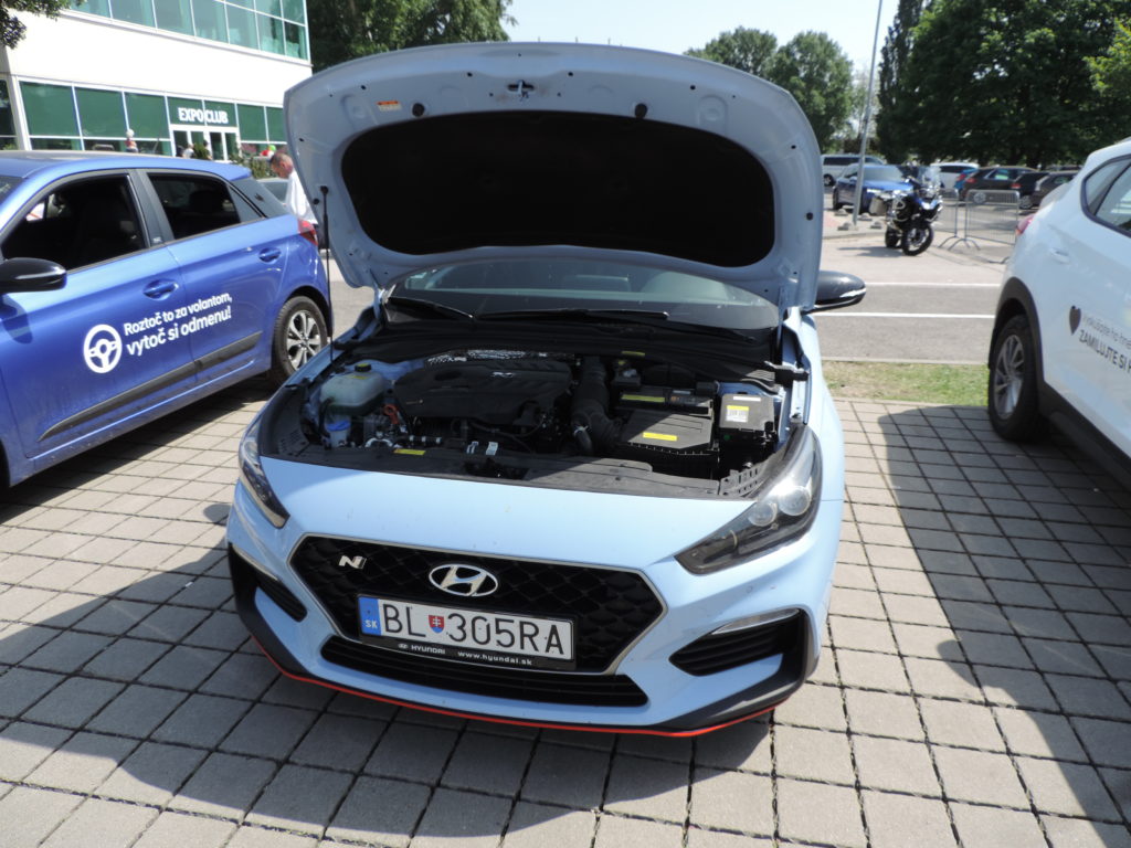 Autosalón Bratislava 2018: K videniu bol aj typický modrý nebíčkový Hyundai i30N, ktorý si bolo možné prezrieť na dennom svetle