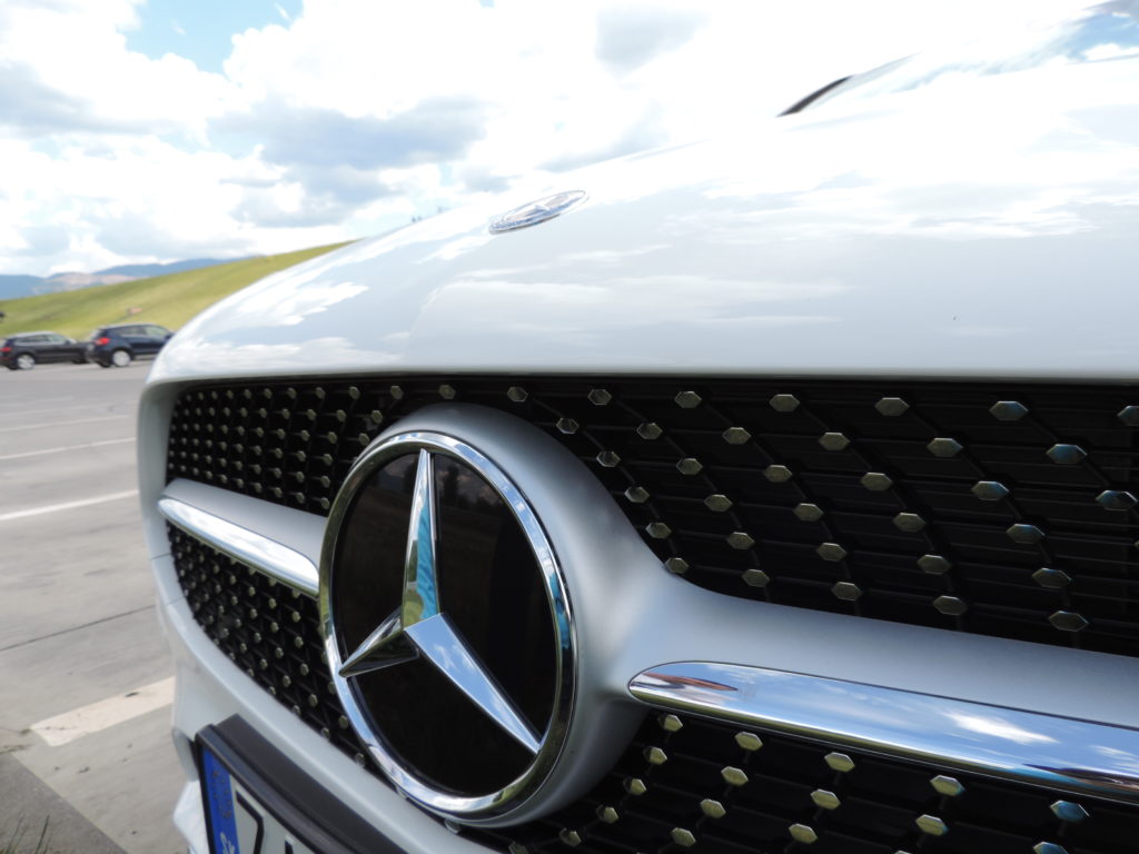 Trojcípa hviezda v novom Mercedese-Benz triedy A je už 3D aj napriek radaru