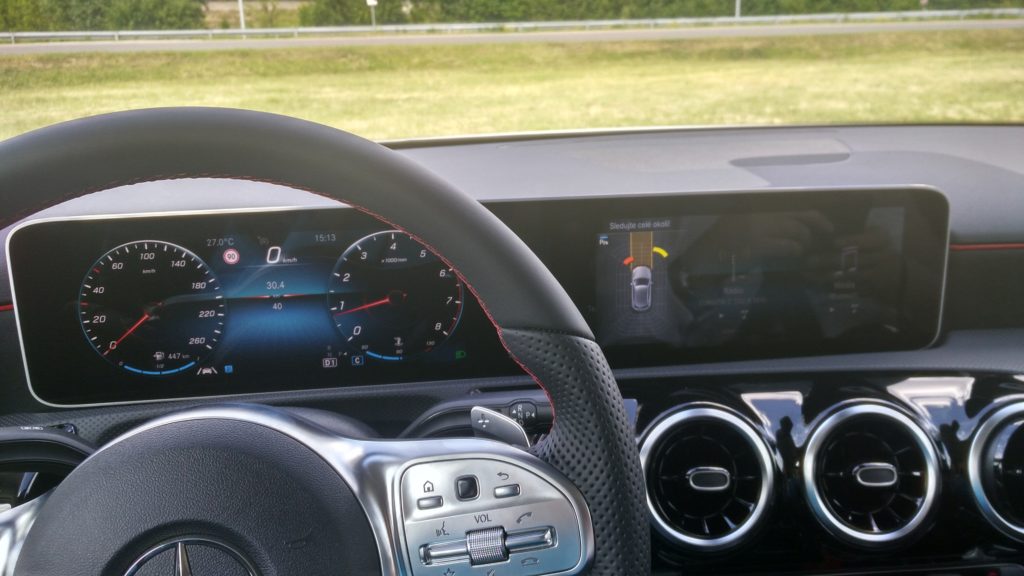 Palubná doska s novým multimediálnym systémom v novom Mercedese-Benz triedy A 2018