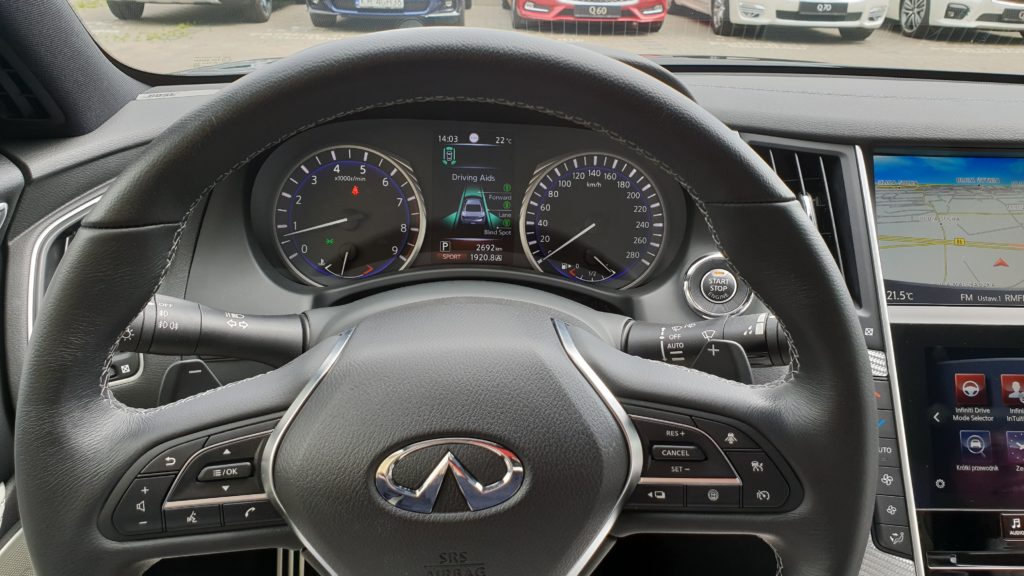 Pohľad na pristrojový panel, v ktorom je vidieť 2 analógové budíky a v strede displej, na ktorom je zobrazená aktivita senzorov z okolia automobilu