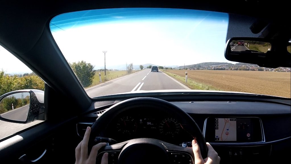 Kia Optima pohľad z prvej osoby počas jazdy