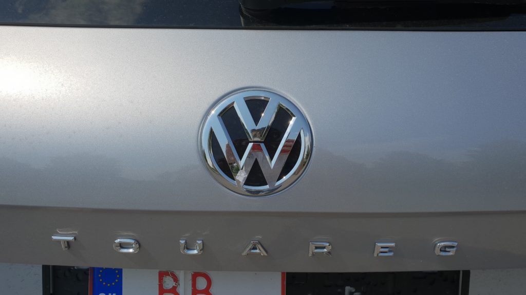 Volkswagen Touareg 3. generácie znak z veka batožinového priestoru