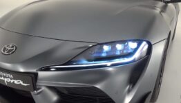 Nová Toyota Supra 2019 s LED prednými reflektormi v tvare kociek a modrým nádychom