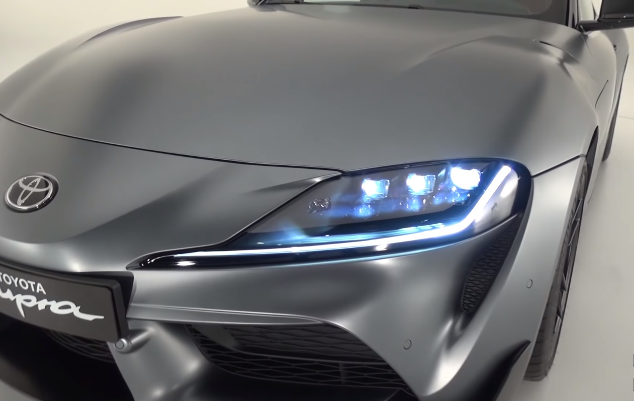 Nová Toyota Supra 2019 s LED prednými reflektormi v tvare kociek a modrým nádychom