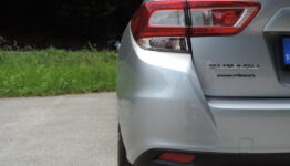 Subaru Impreza 2018 test - zadné svetlo a plaketa simmetrical awd
