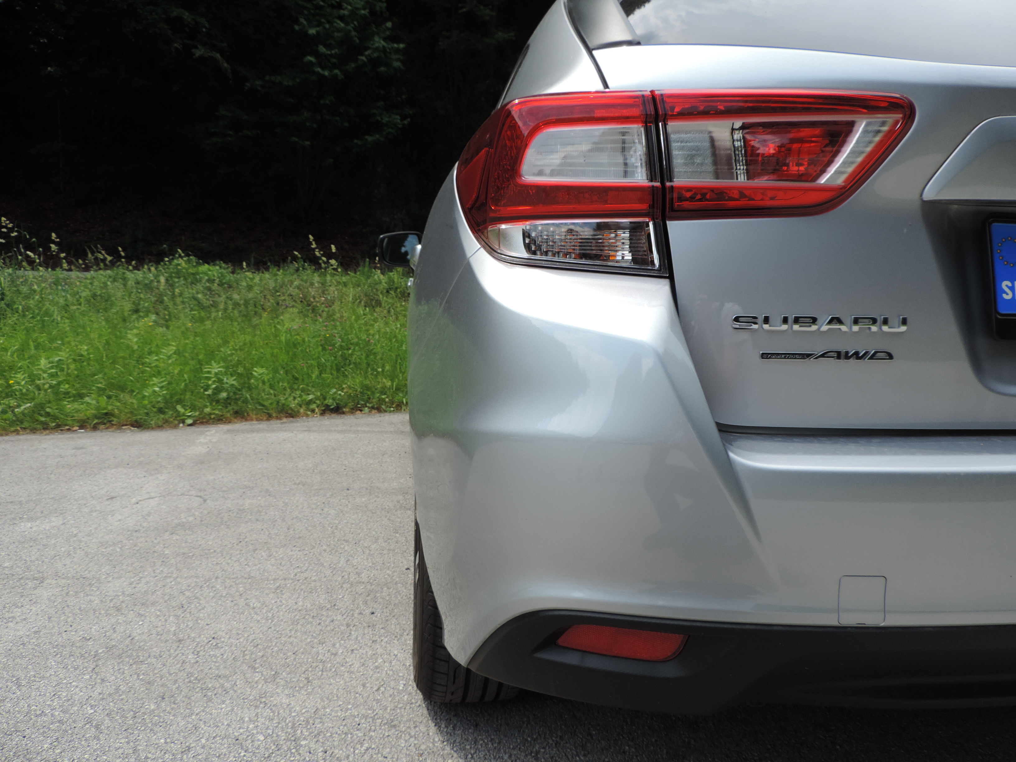 Subaru Impreza 2018 test - zadné svetlo a plaketa simmetrical awd