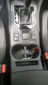 Test Subaru Impreza 2018 - n astredovej konzole sa nachádzajú tlačidlá na elektronickú ruťnú brzdu, vyhrievanie sedadiel 