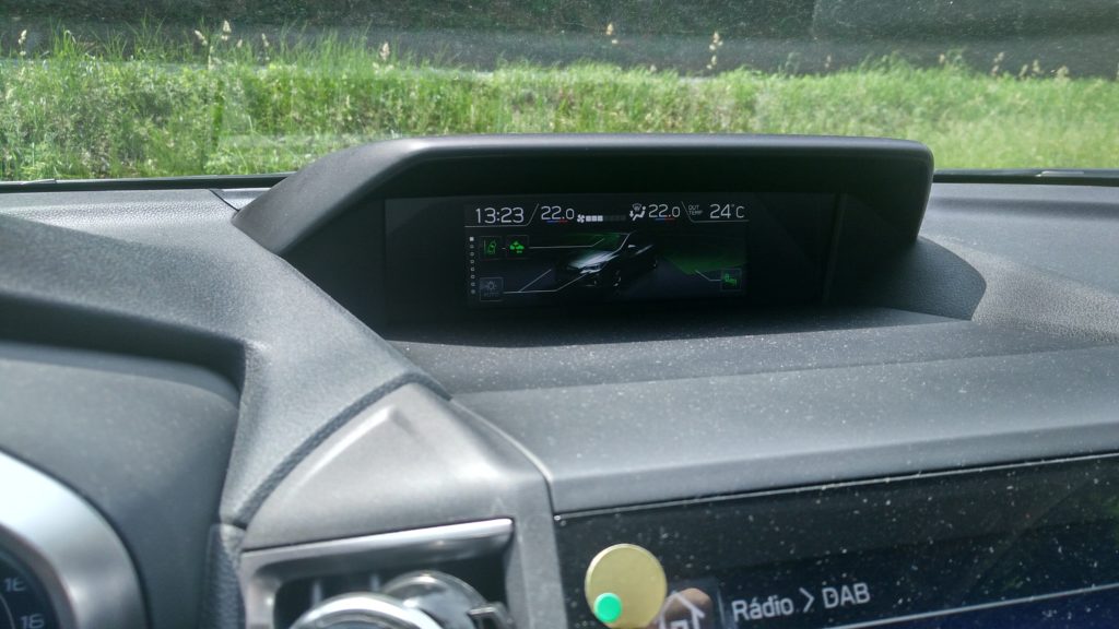 Subaru Impreza stredový displej na palubnej doske nad infotainmentom vie zobrazovať aj informácie zo systému EyeSight