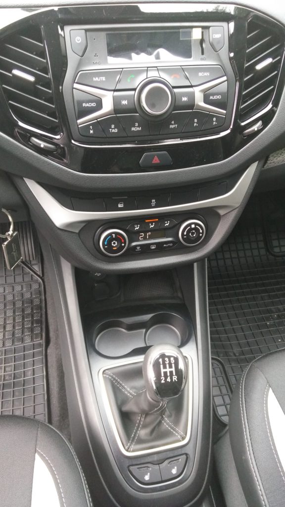 Lada Vesta SW Cross - stredový panel s rádiom a ovládaním klimatizácie