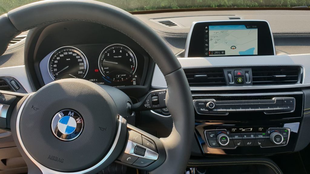 BMW X2 prístrojový panel