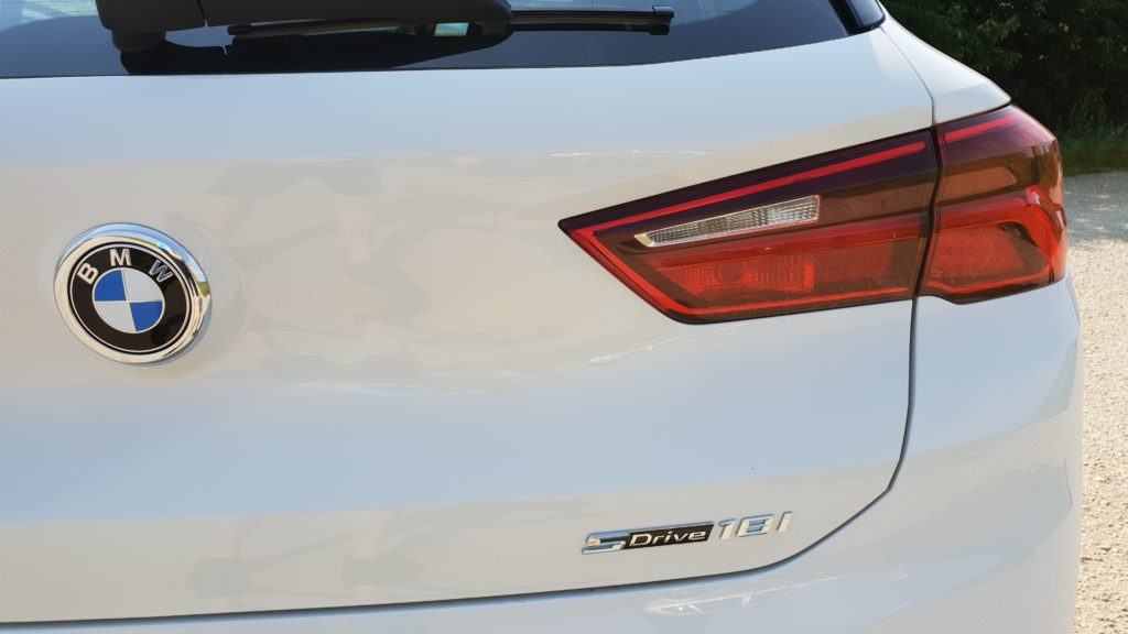 BMW X2 1.5 test - ani pri pohone sDrive nesmie chýbať plaketka.