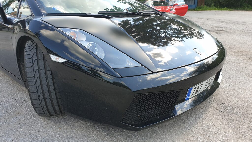 Lamborghini Gallardo v popredí s pohľadom na kapotu a v pozadí Ferrari F430 porovnanie