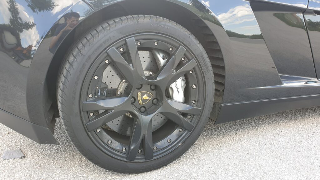 4ierny lakovaný disk na Lamborghini Gallardo