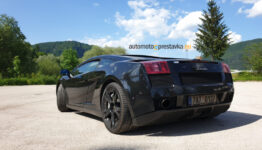Test Lamborghini Gallardo Nera v čiernej farbe, pohľad na zadnú časť s ostrými hranami