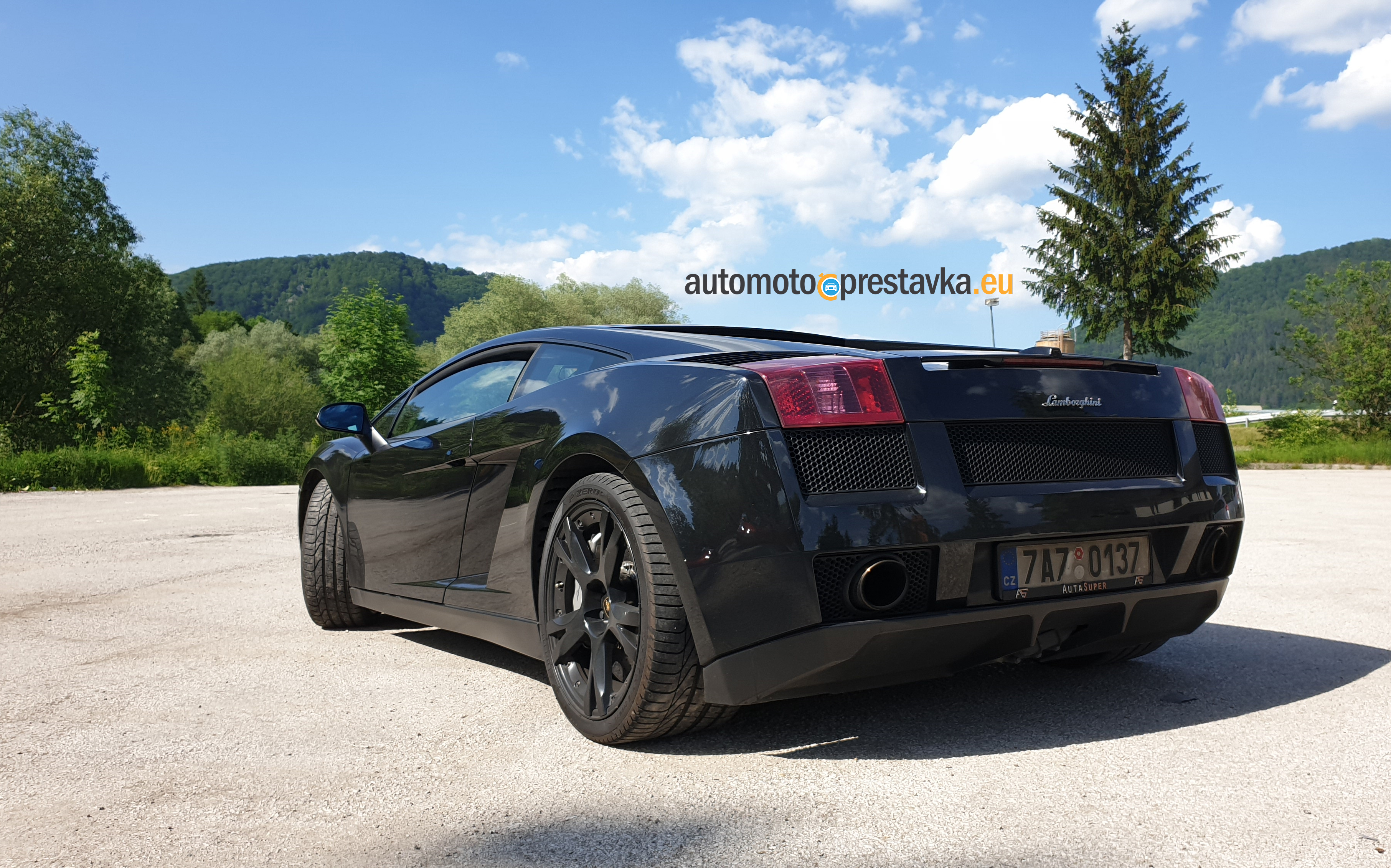 Test Lamborghini Gallardo Nera v čiernej farbe, pohľad na zadnú časť s ostrými hranami